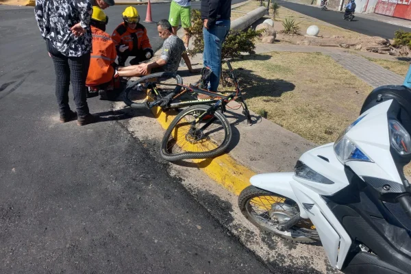 Un ciclista sufrió heridas tras impactar con una motocicleta