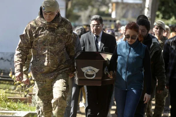 Emotivo último adiós a uno de los soldados muertos en Neuquén