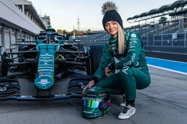 Jessica Hawkins se convirtió en la primera mujer en cinco años en probar un Fórmula 1