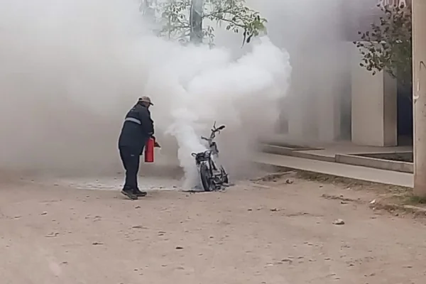 Una moto se prendió fuego frente a un cajero de Ruta 5