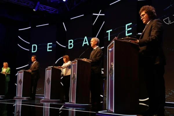 Con cruces de preguntas, los candidatos debaten en Santiago del Estero