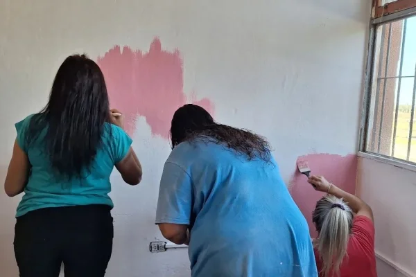 Participan en un mural en el Correccional de Mujeres