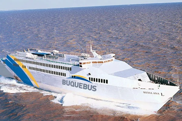 Encalló un barco de Buquebus en un banco de arena: llevaba más de 400 pasajeros