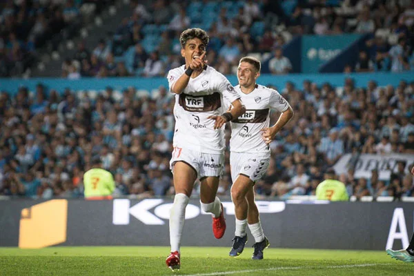 Platense le ganó a Racing en el Cilindro que ardió en contra de sus jugadores y el presidente