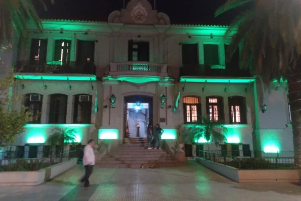 Salud Mental: iluminaron de verde la fachada de la Casa de Gobierno