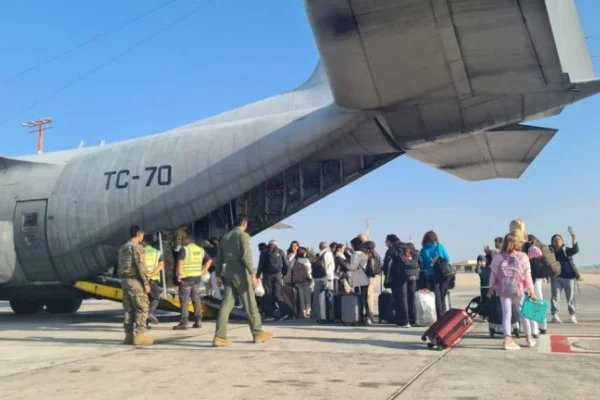 Los primeros argentinos repatriados desde Israel llegarán a Ezeiza el domingo por la mañana
