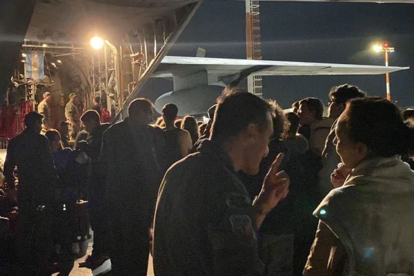 El Hércules de la Fuerza Aérea despegó de Tel Aviv con 78 ciudadanos argentinos