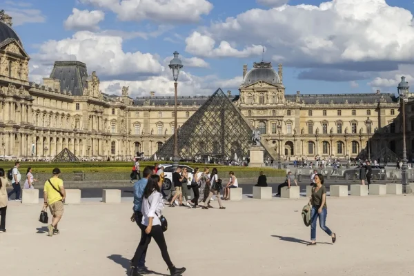 Francia: evacuaron el Museo del Louvre y el Palacio de Versalles por temor a un atentado