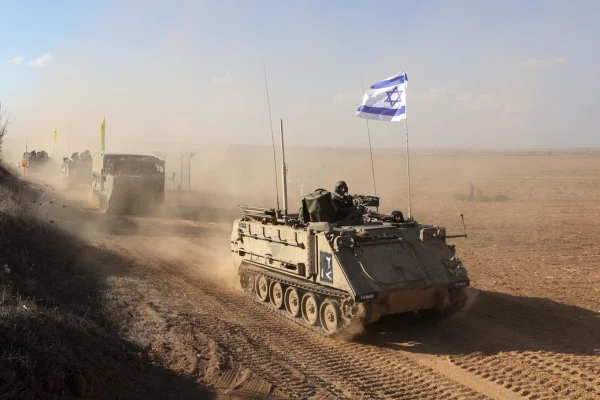 Israel se prepara para entrar a Gaza, mientras sigue el éxodo palestino