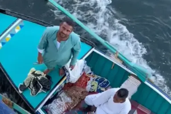 Una turista quedó maravillada con el ingenio de los egipcios para vender manteles en el río Nilo