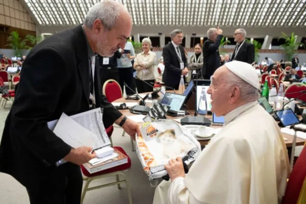 El Papa Francisco recibió mochilas fabricadas por jóvenes riojanos
