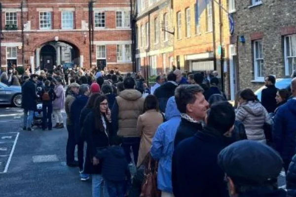 Elecciones 2023: largas filas para votar en Londres