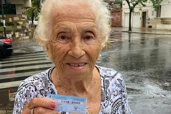Una mujer de 102 años fue a votar bajo la lluvia: 