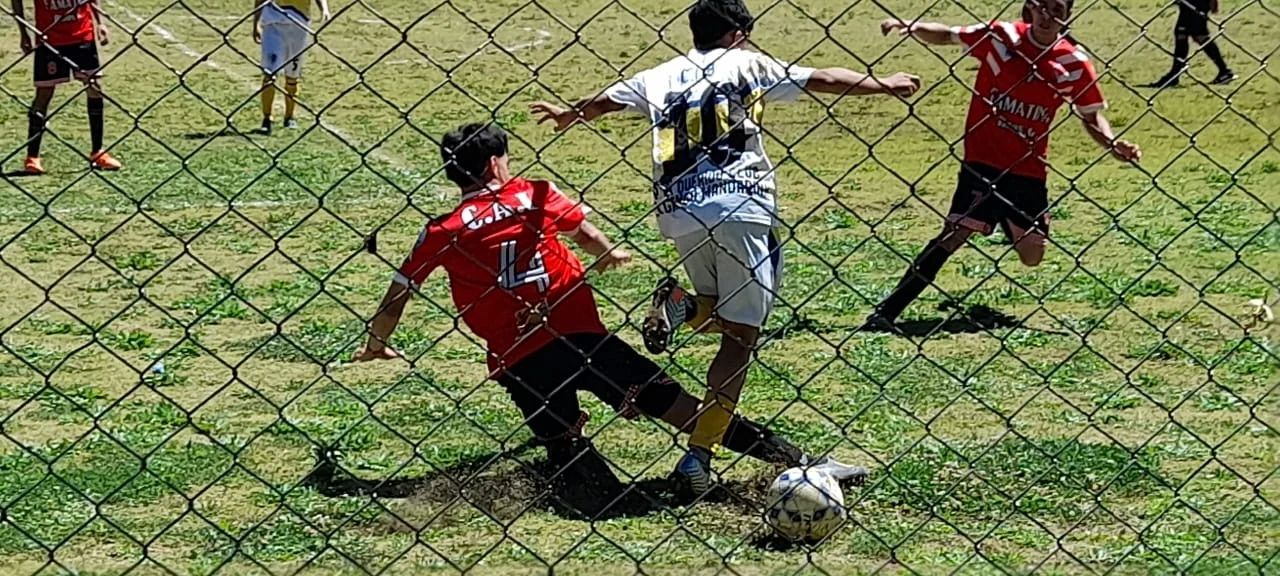 El puntero La Boca igualó ante Independiente. El puntero La Boca igualó ante Independiente.