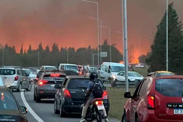 Incendio y caos de tránsito en la autopista Córdoba-Carlos Paz