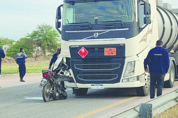 Murió una joven motociclista al colisionar contra un camión