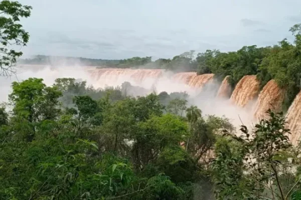 Cerraron el acceso a Cataratas del Iguazú por la crecida del río