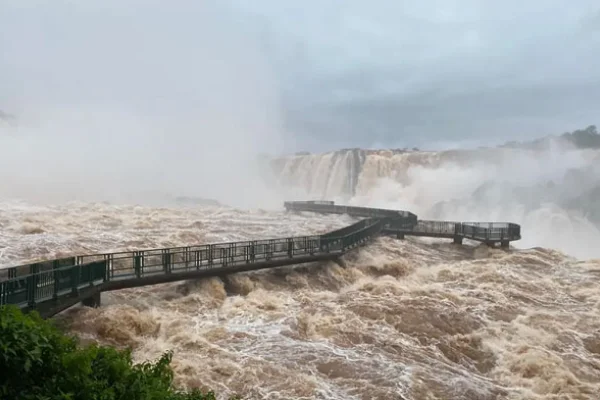 Cerraron las Cataratas del Iguazú por una fuerte crecida del río