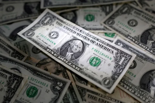 El dólar blue sigue en baja: cayó $5 y cerró a $915