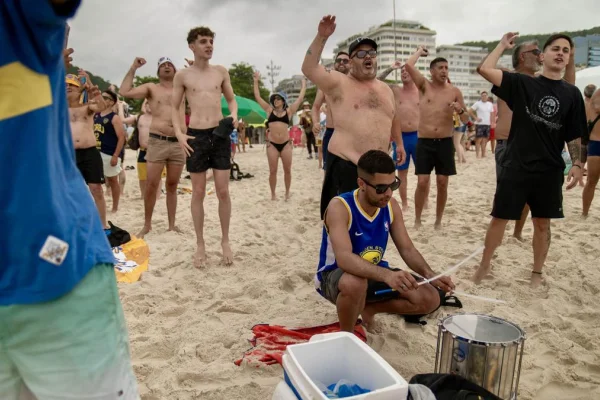 Tras la noche de violencia y represión, hinchas de Boca vuelven a Copacabana