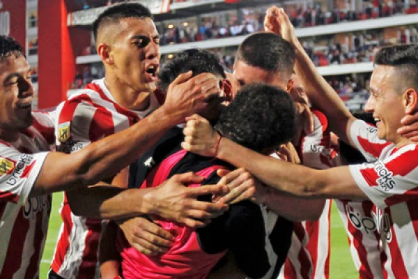 Estudiantes de La Plata le ganó a Defensa y sueña con la Libertadores