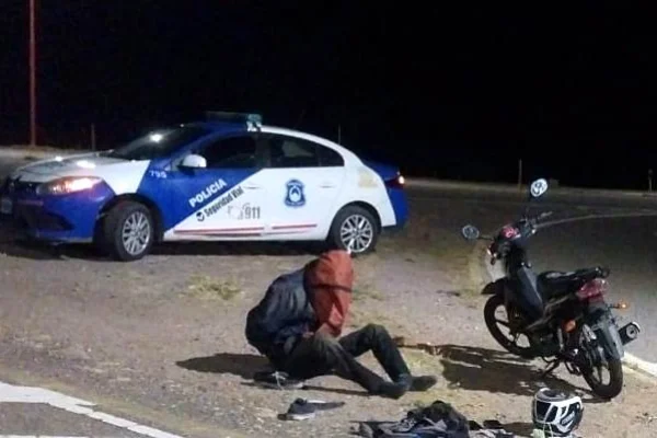 Motociclista evadió un control policial y desató una increible persecución