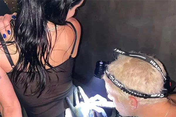 Lali Espósito se tatuó en una zona íntima en medio de un casamiento