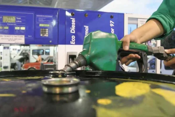 La escasez de combustible hizo extender a más regiones la venta de gasoil más contaminante