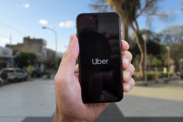 Uber en La Rioja: Remiseros piden una ley que lo declare ilegal