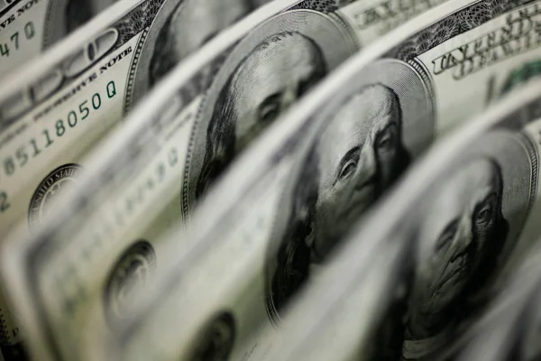 El dólar blue operó sin cambios y cerró a $890