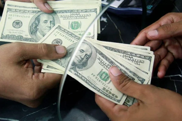 El dólar blue terminó la semana en alza y cerró en $960