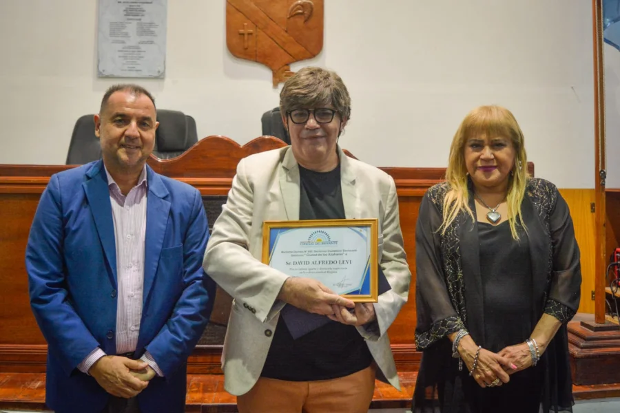 David Levi. Realizó estudios musicales de armonía y audio perceptiva con Ramón Navarro(h).