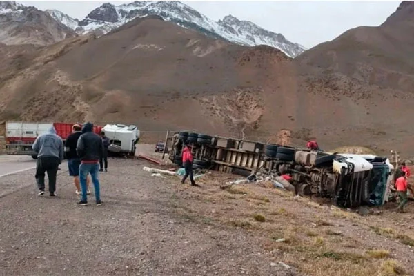 Un muerto tras un choque frontal entre camiones en la ruta 7 en Mendoza