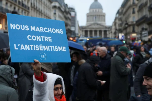 Francia: Más de 180.000 personas marcharon contra el antisemitismo
