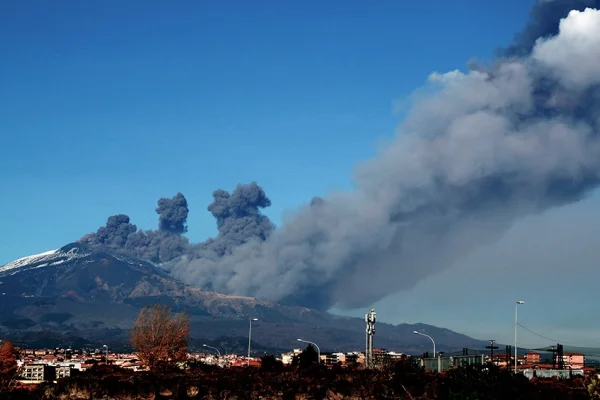 El volcán Etna entró en erupción expulsando lava y cenizas en el cielo de Sicilia