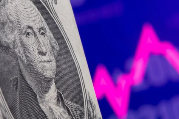 El dólar blue cerró a $970 luego de haber tocado los $1.000