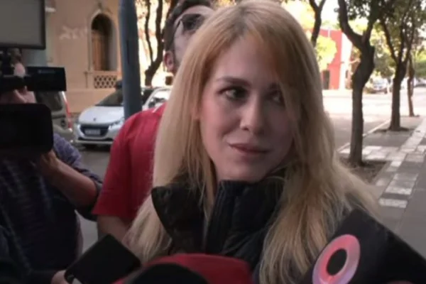 Lilia Lemoine y su temprana visita al colegio donde vota: 