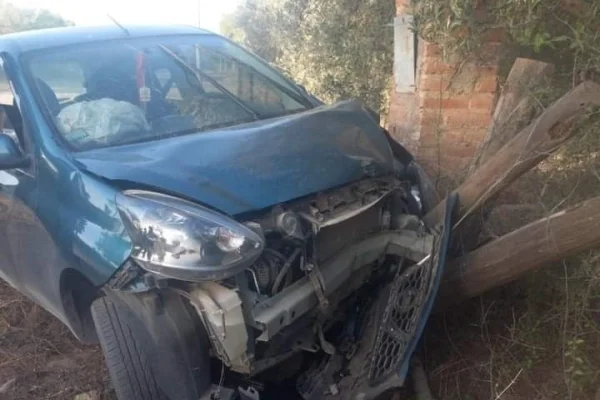 Una mujer perdió el control de su auto y terminó contra un cerco