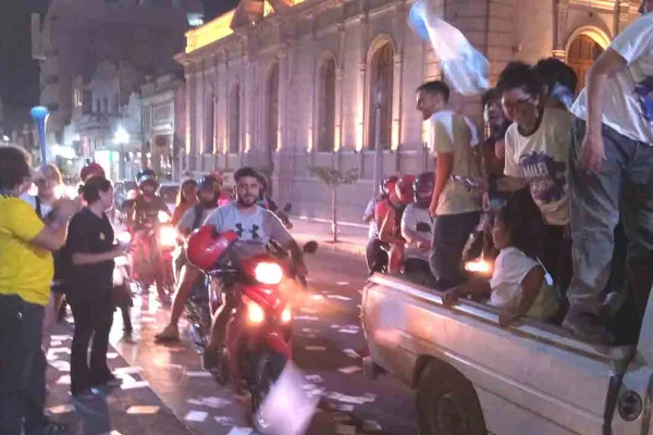 Caravana y festejos en plaza 25 de mayo tras el triunfo de Milei
