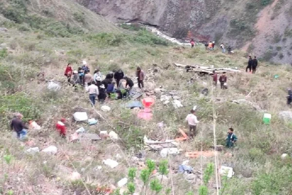 Murieron al menos 20 personas por la caída de un micro a un barranco en Perú