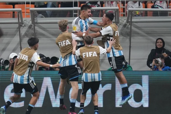 Con un Echeverri endiablado, Argentina goleó a Brasil y se metió en semis