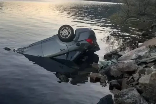 Un hombre murió tras caer con su auto al lago Lacar en San Martín de los Andes