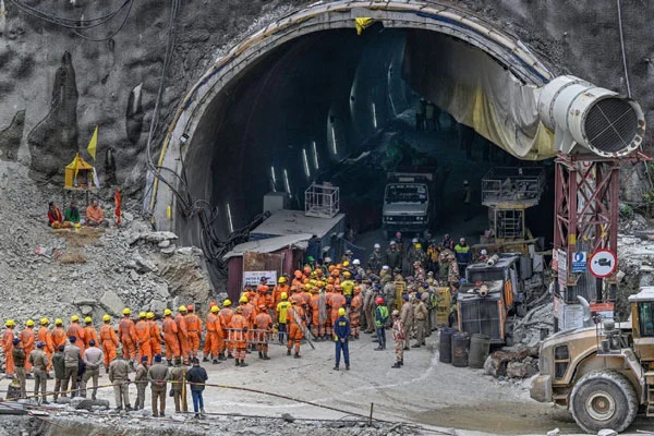India: rescataron a 41 obreros que estuvieron 17 días atrapados en un túnel que colapsó