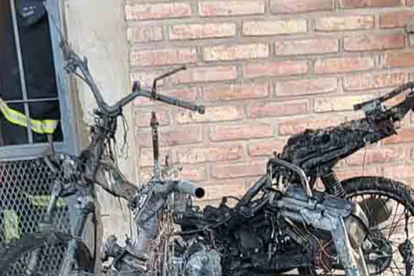 Un incendio dejó serios daños en una casa y destruyó tres motos en el barrio Infanteria