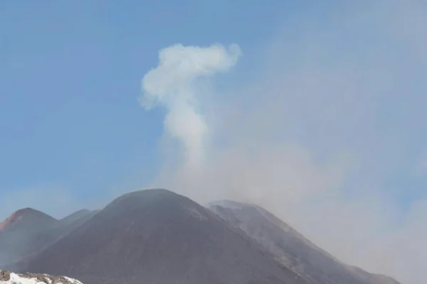 Peligro inminente en Sicilia: el volcán Etna vuelve activarse tras 250 “minierupciones”