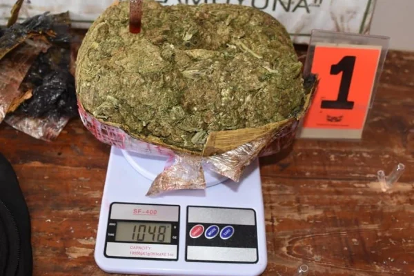 Incautan un kilo de marihuana de un micro