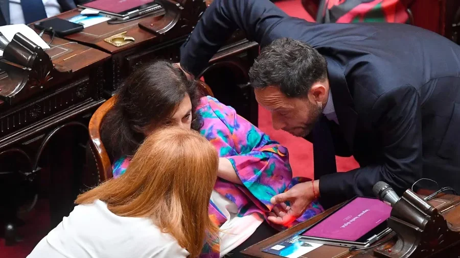 Karina Banfi, Paula Oliveto y Maximiliano Ferraro