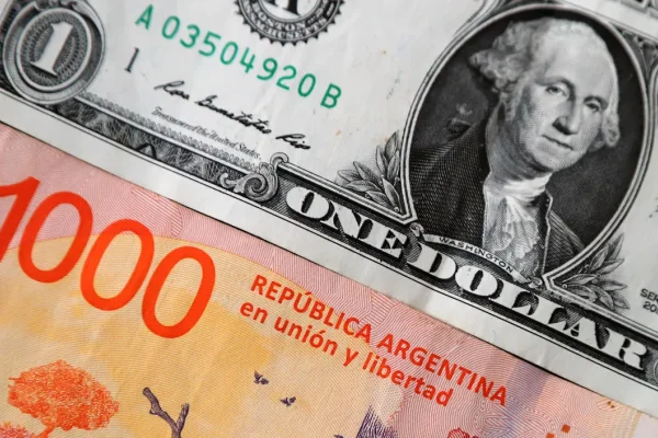 Fuerte suba del dólar blue en la última jornada hábil del mandato de Fernández