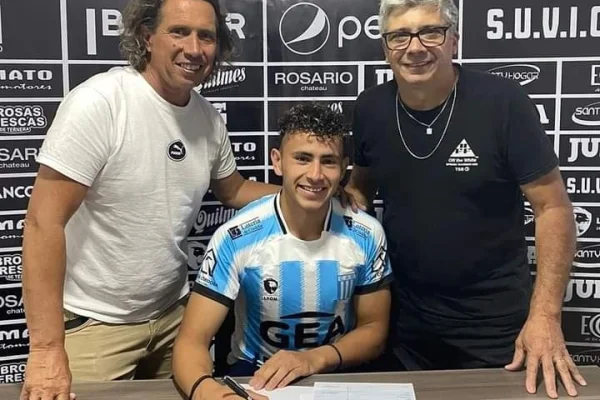 El riojano Castro Robles firmó contrato como futbolista profesional