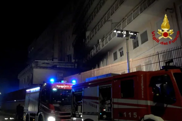 Murieron tres pacientes y hay más de 200 evacuados tras fuerte incendio en un hospital de las cercanías de Roma